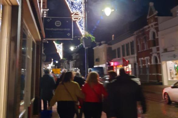 groep loopt in de Kaaistraat