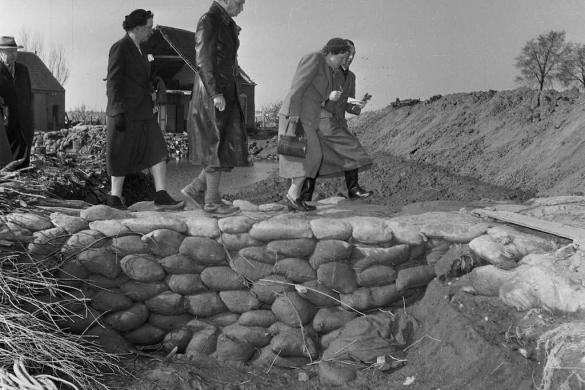 Koningin Juliana bezoekt Nieuw -Vossemeer